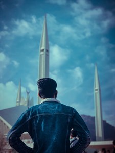 Man standing infront of Faisal Mosque