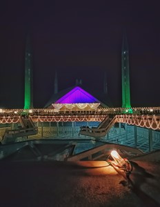 The illuminated Faisal Mosque 